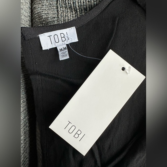 Tobi V-neck Open-back Romper - Picture 5 of 5